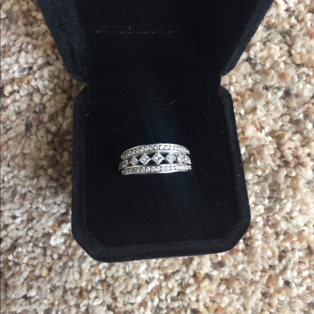 14K white gold diamond ring